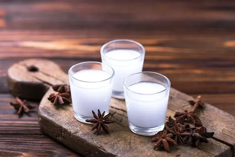 Pyszne drinki z ouzo – proste przepisy na orzeźwiające koktajle