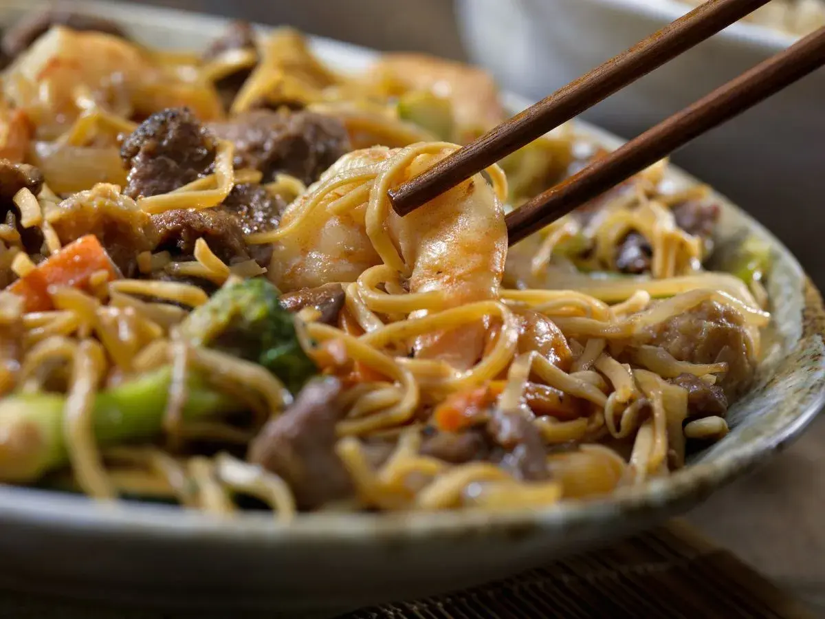 Makaron chow mein z czym jeść: najlepsze dodatki, które zaskoczą