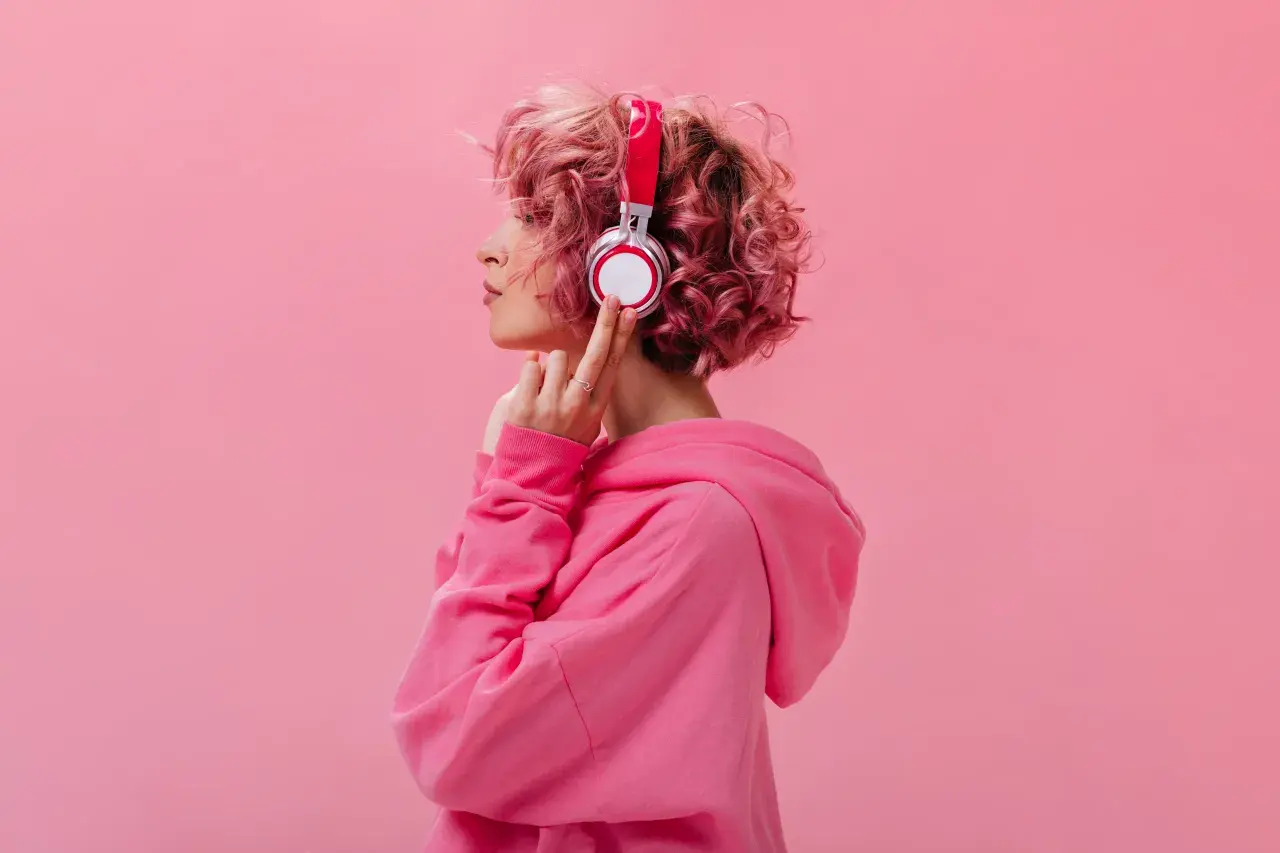 Playlista szczęścia: jak muzyka buduje atmosferę na platformach rozrywkowych online