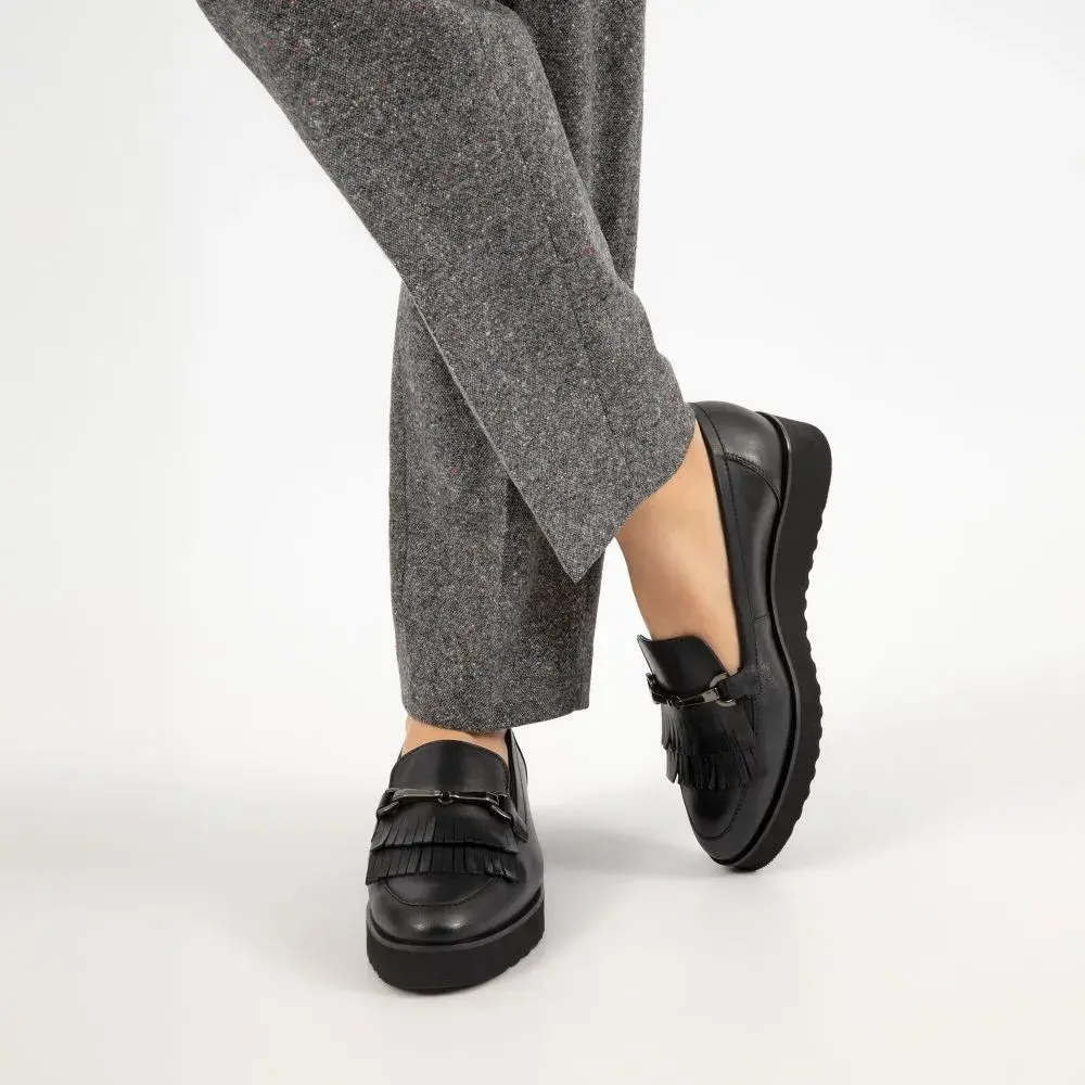 Jakie buty do chinosów damskich? 10 stylowych propozycji