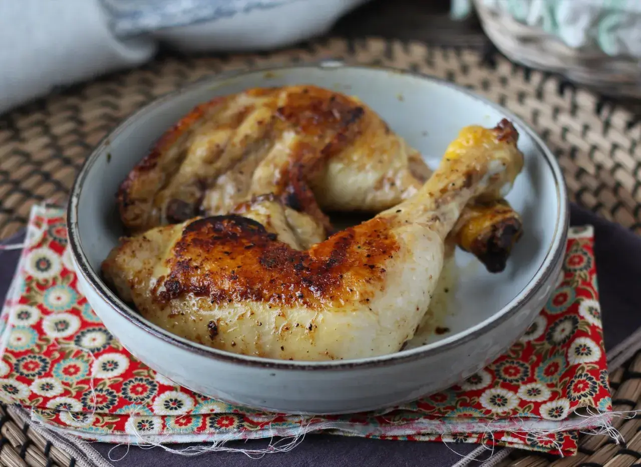 Cómo freír muslos de pollo en sartén para un resultado crujiente