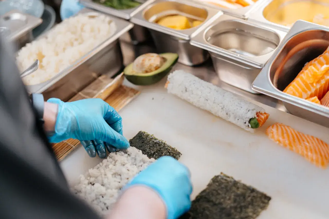 Co dać do sushi? Odkryj najlepsze składniki i dodatki, które zachwycą