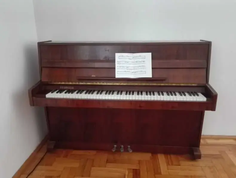 Ile waży pianino Legnica M-100? Odkryj, co musisz wiedzieć o transporcie
