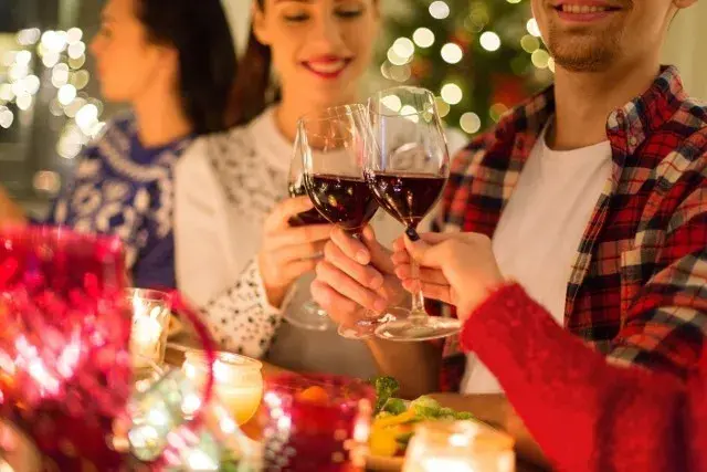 Czy można pić alkohol w Wigilię: fakty religijne i tradycje w rodzinie