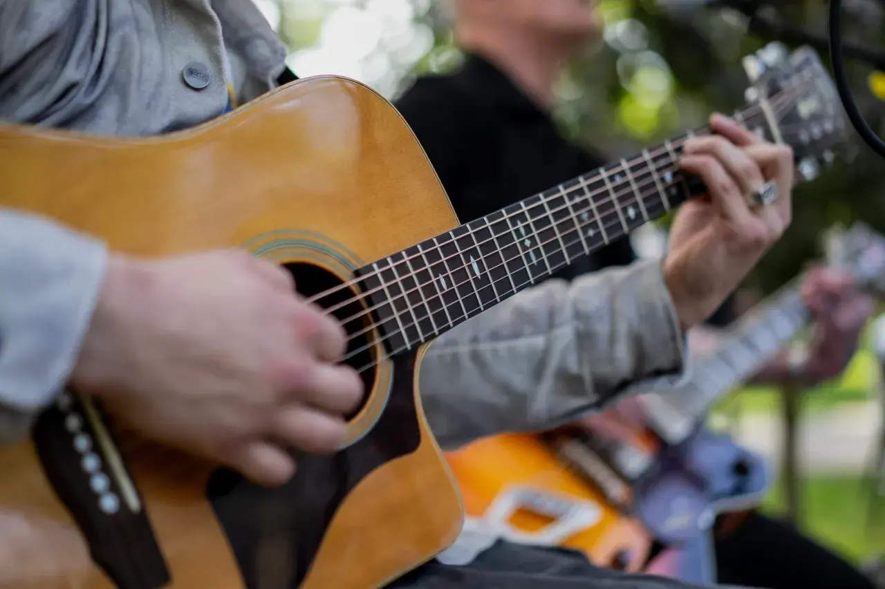 Stal czy nylon? Dreadnought czy Parlor? Przewodnik po świecie gitar akustycznych