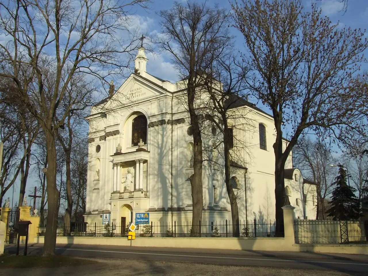 Sanktuarium w Rokitnie: niezwykłe miejsce kultu Matki Bożej Słuchającej