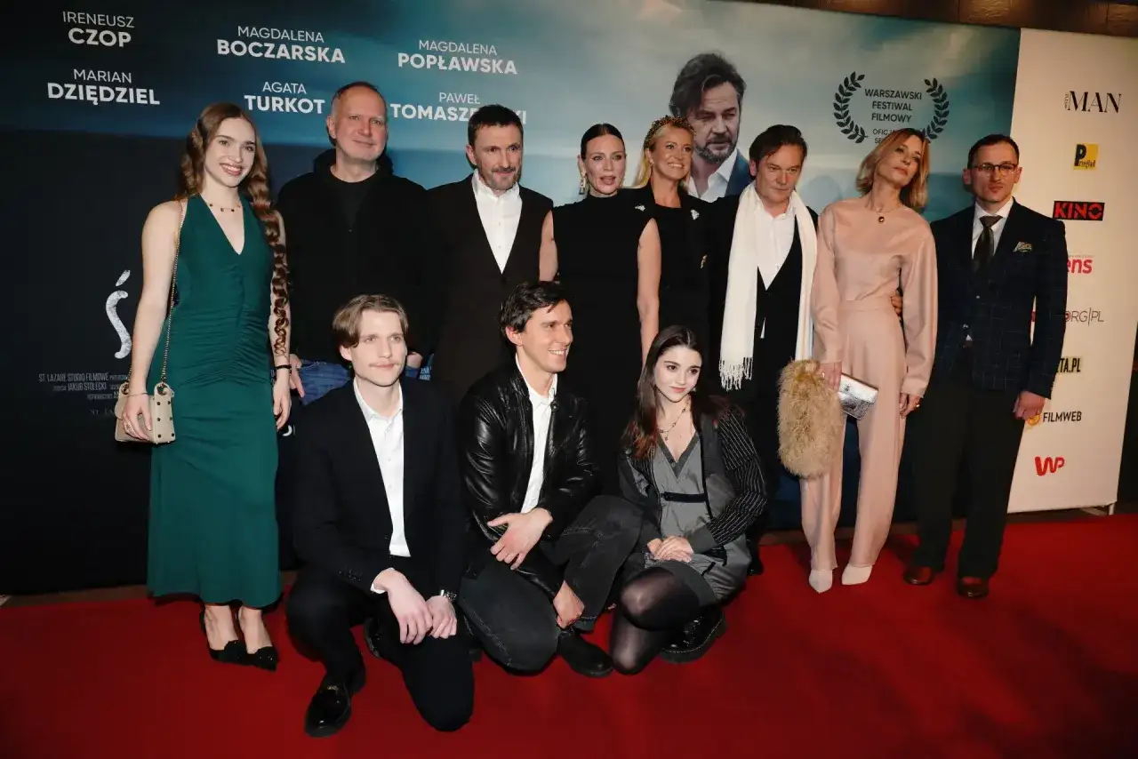 Najlepszy obsada filmu na czerwonym dywanie. Aktorzy i aktorki pozują do zdjęć, prezentując swoje stylizacje.