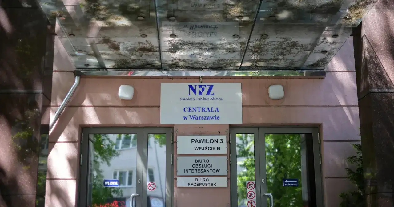 Centrala NFZ w Warszawie. Informacje o nowe zasady wyjazdu do sanatorium na NFZ znajdziesz w Biurze Obsługi Interesantów.