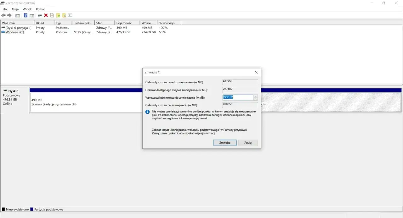 Zarządzanie dyskami w Windows 11: okno "Zmniejsz C:" pokazuje, jak podzielić dysk na partycje, wprowadzając ilość miejsca do zmniejszenia.