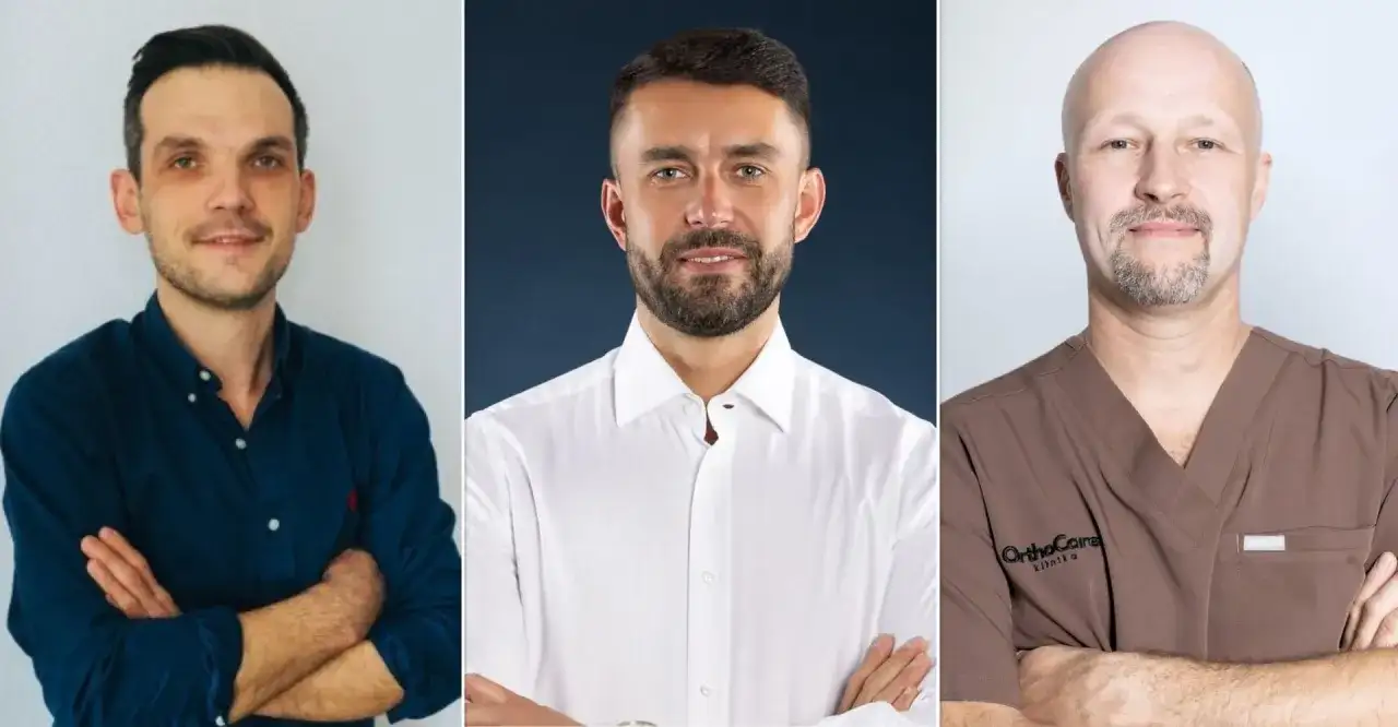 Trzech lekarzy: ortopeda w granatowej koszuli, chirurg w białej koszuli i lekarz w brązowym uniformie.
