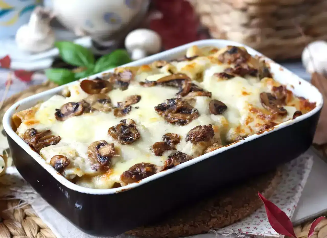 En krämig pasta al forno med svamp och smält ost, perfekt för ett mysigt middagsrecept.