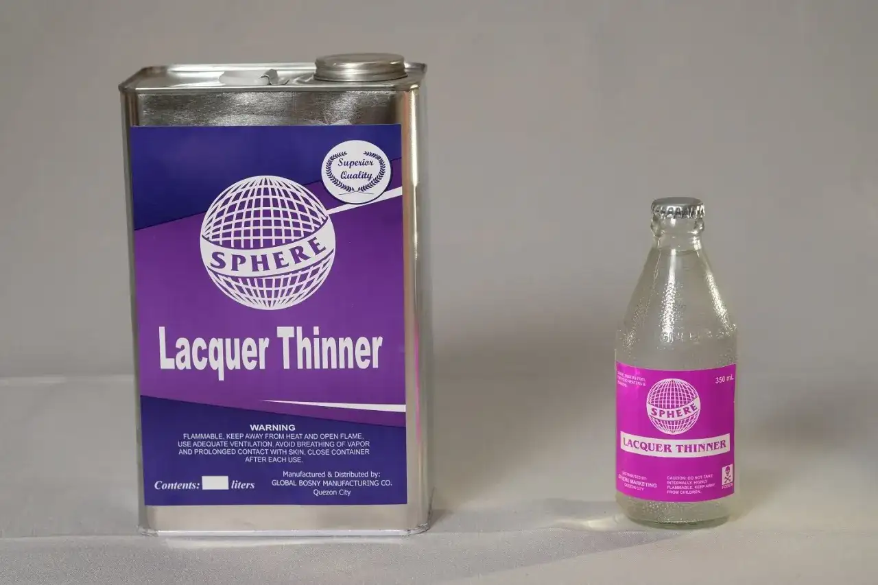 Puszka i butelka z napisem "Lacquer Thinner" - benzyna lakowa do rozcieńczania lakierów.