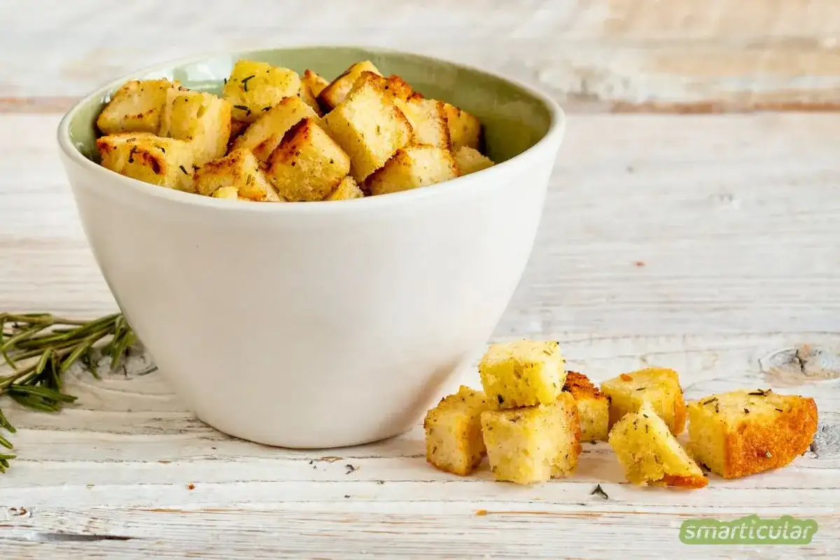 Goldbraune, knusprige Croutons mit Kräutern, perfekt zum **croutons selber machen** für Salate oder Suppen.
