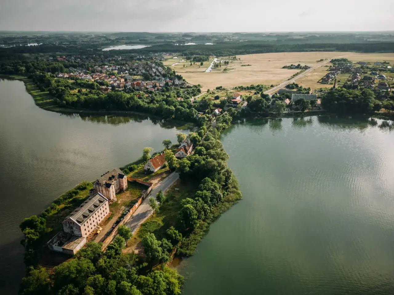 Widok z lotu ptaka na Ełk: jezioro, zabudowania i tereny zielone.