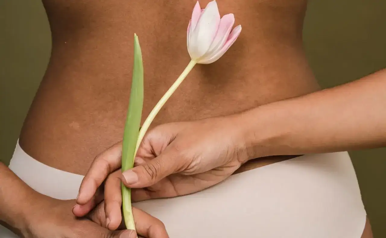 Delikatne rozstępy na plecach, ukryte za pąkiem tulipana.