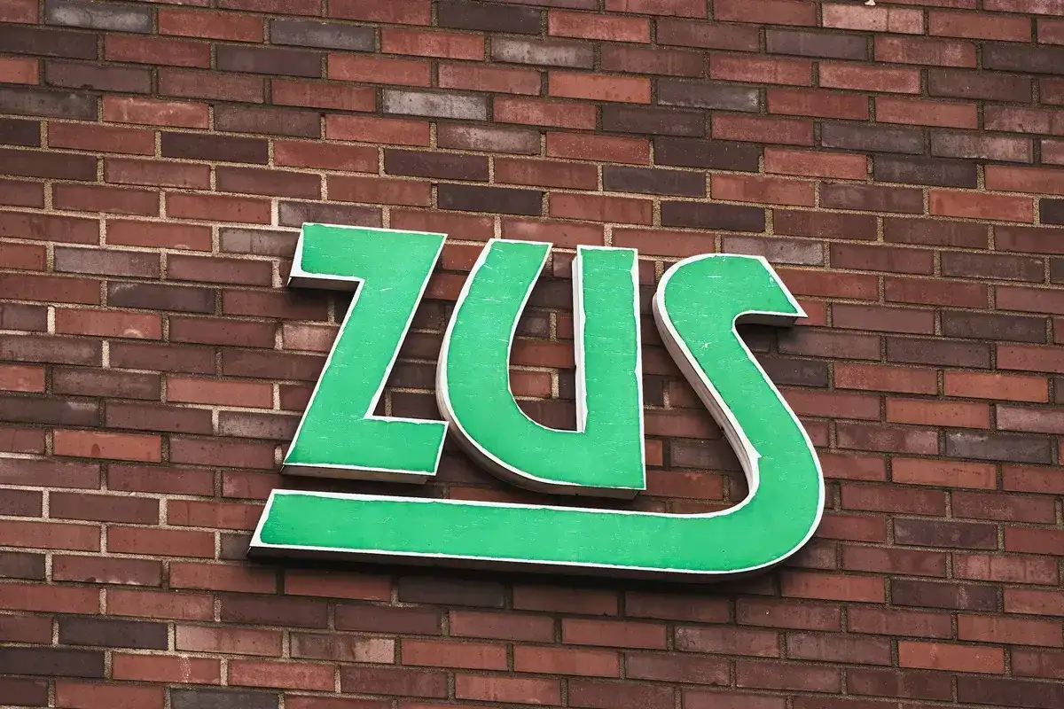 Zielone litery ZUS na ceglanej ścianie. To znak rozpoznawczy placówki, gdzie załatwia się sprawy związane z emeryturami i rentami.