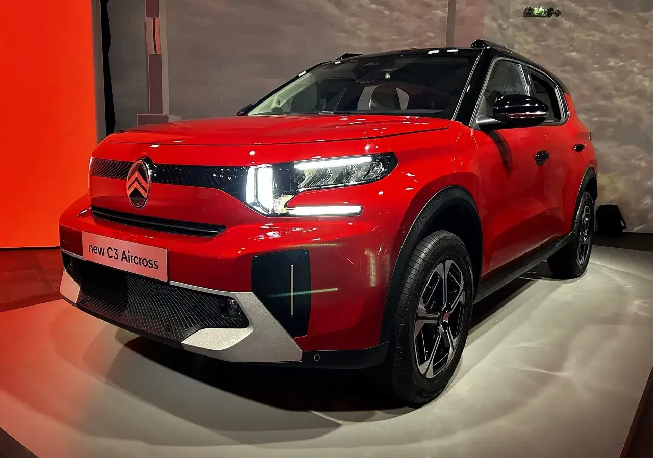 Nowy Citroen C3 Aircross w czerwieni, z nowoczesnymi światłami LED. Sprawdź atrakcyjną citroen c3 aircross cena.