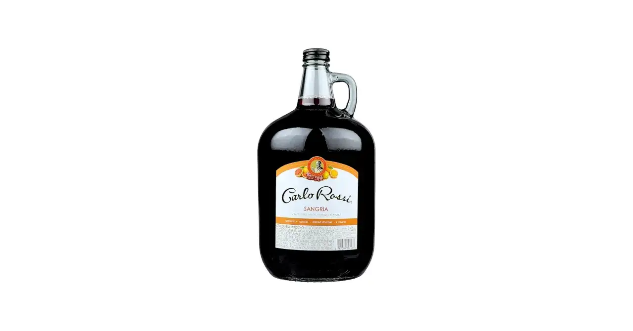 Butelka Carlo Rossi Sangria z uchwytem i etykietą.