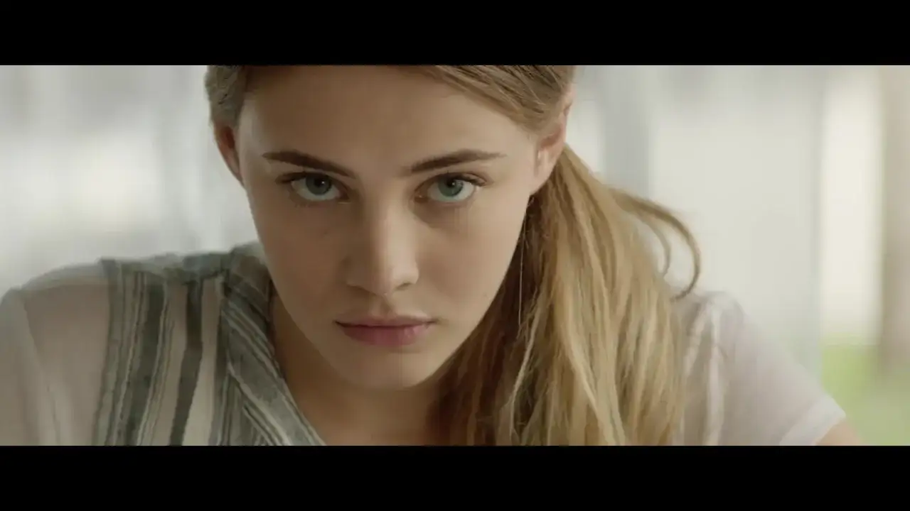 Tessa Young z filmu "After" patrzy intensywnie, jej zielone oczy przyciągają uwagę.