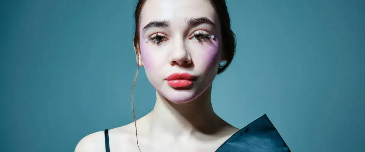 Młoda influencerka z odważnym makijażem. Kto stoi za sukcesem najmłodszej polskiej influencerki z branży beauty?