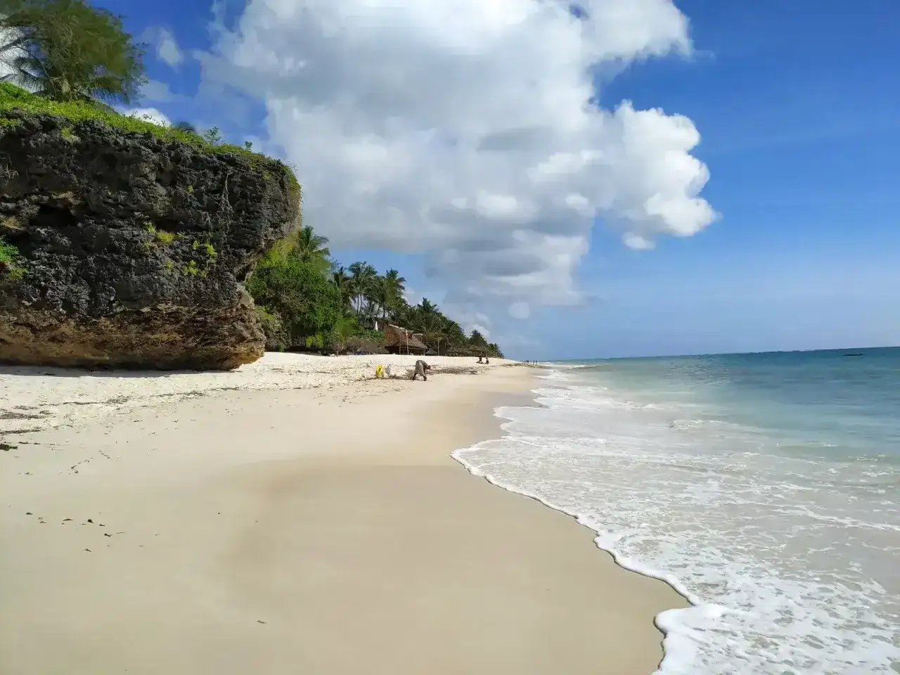 Piękna plaża Diani z białym piaskiem, turkusową wodą i skalistym klifem. Idealne miejsce na relaks.