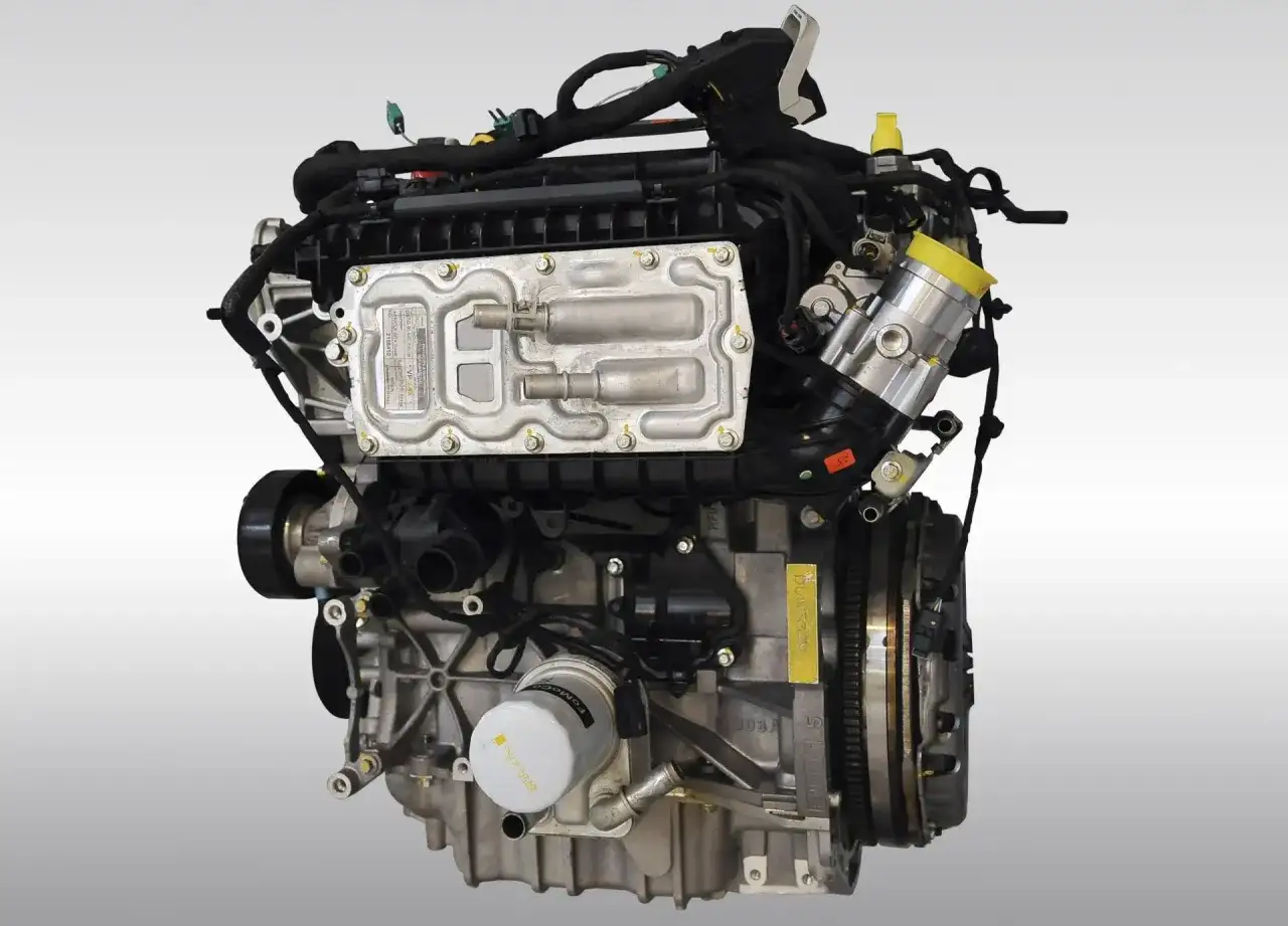 Silnik 1.5 EcoBoost, często chwalony w opiniach za dynamikę i oszczędność. Widoczny na zdjęciu z licznymi przewodami i elementami.
