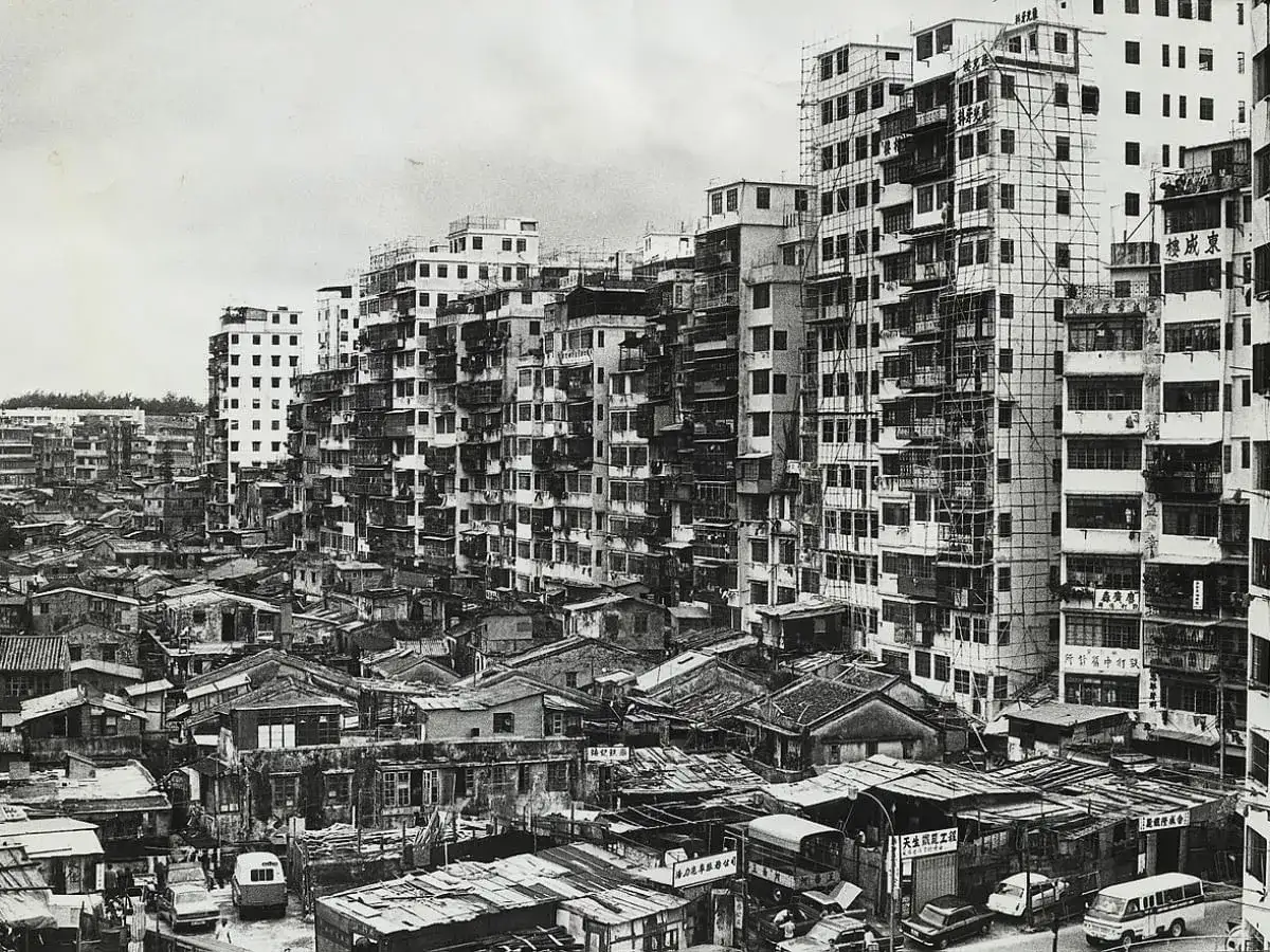 Gęsto zabudowane, wielopiętrowe budynki i niskie domy tworzą labirynt w Kowloon Walled City.