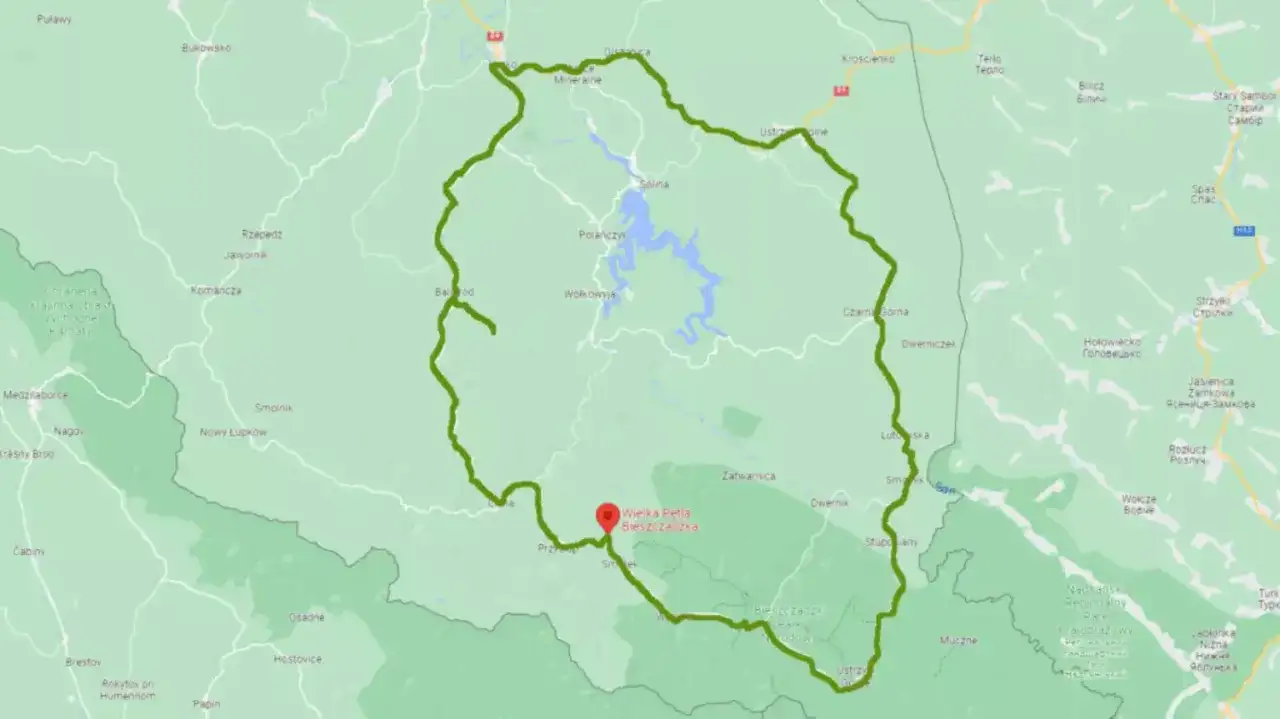 Mapa z zaznaczoną trasą Wielka Pętla Bieszczadzka, prowadzącą przez malownicze tereny górskie i wzdłuż Jeziora Solińskiego.