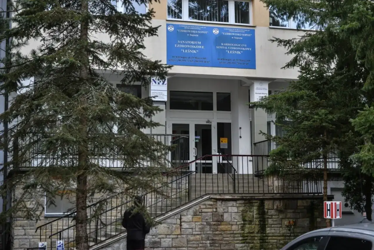 Sanatorium uzdrowiskowe "Leśnik" w Sopocie, zlokalizowane wśród drzew, zaprasza na leczenie.