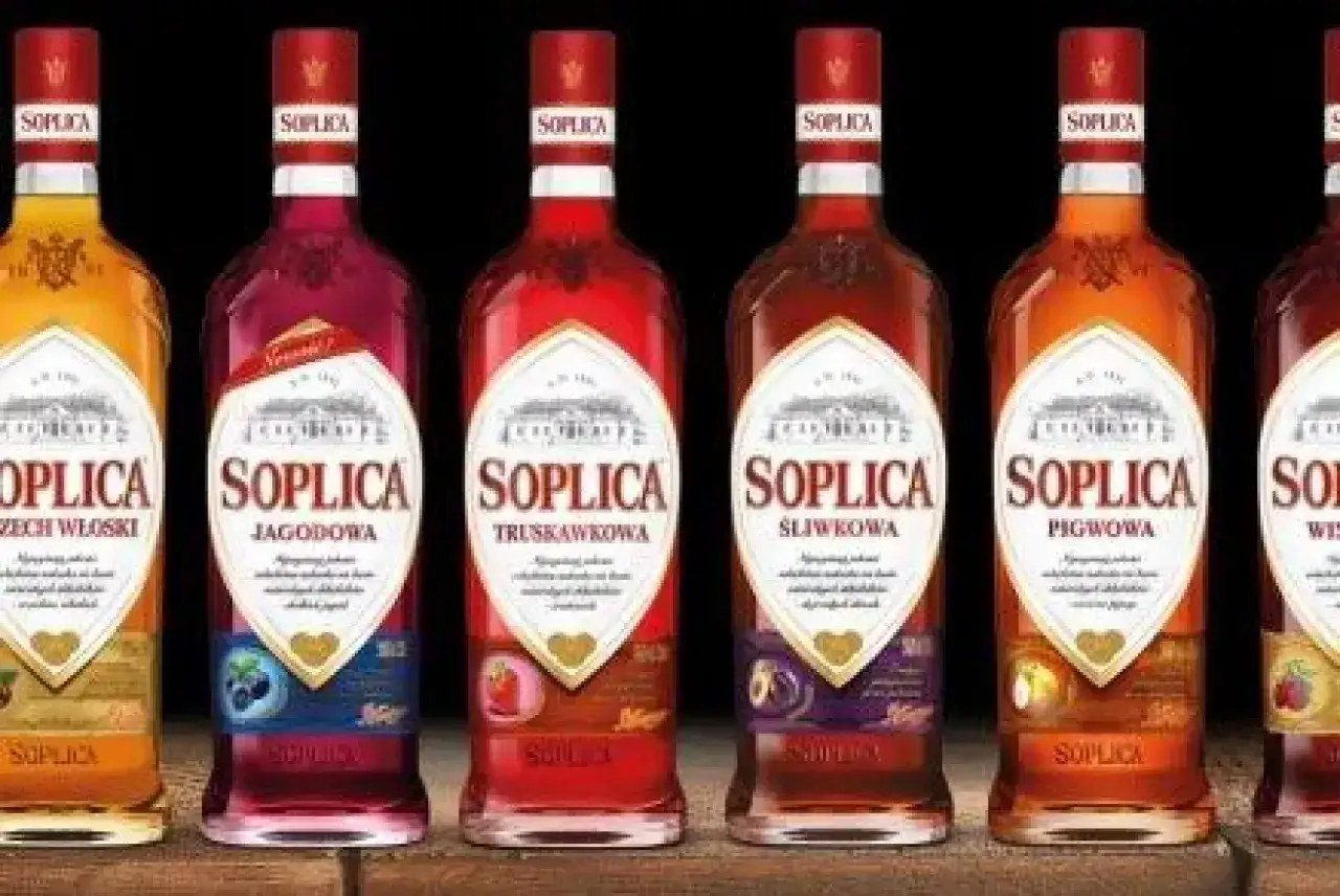 Rząd butelek Soplicy: malinowa, jagodowa, truskawkowa, śliwkowa, pigwowa. Różne smaki, różne procenty.