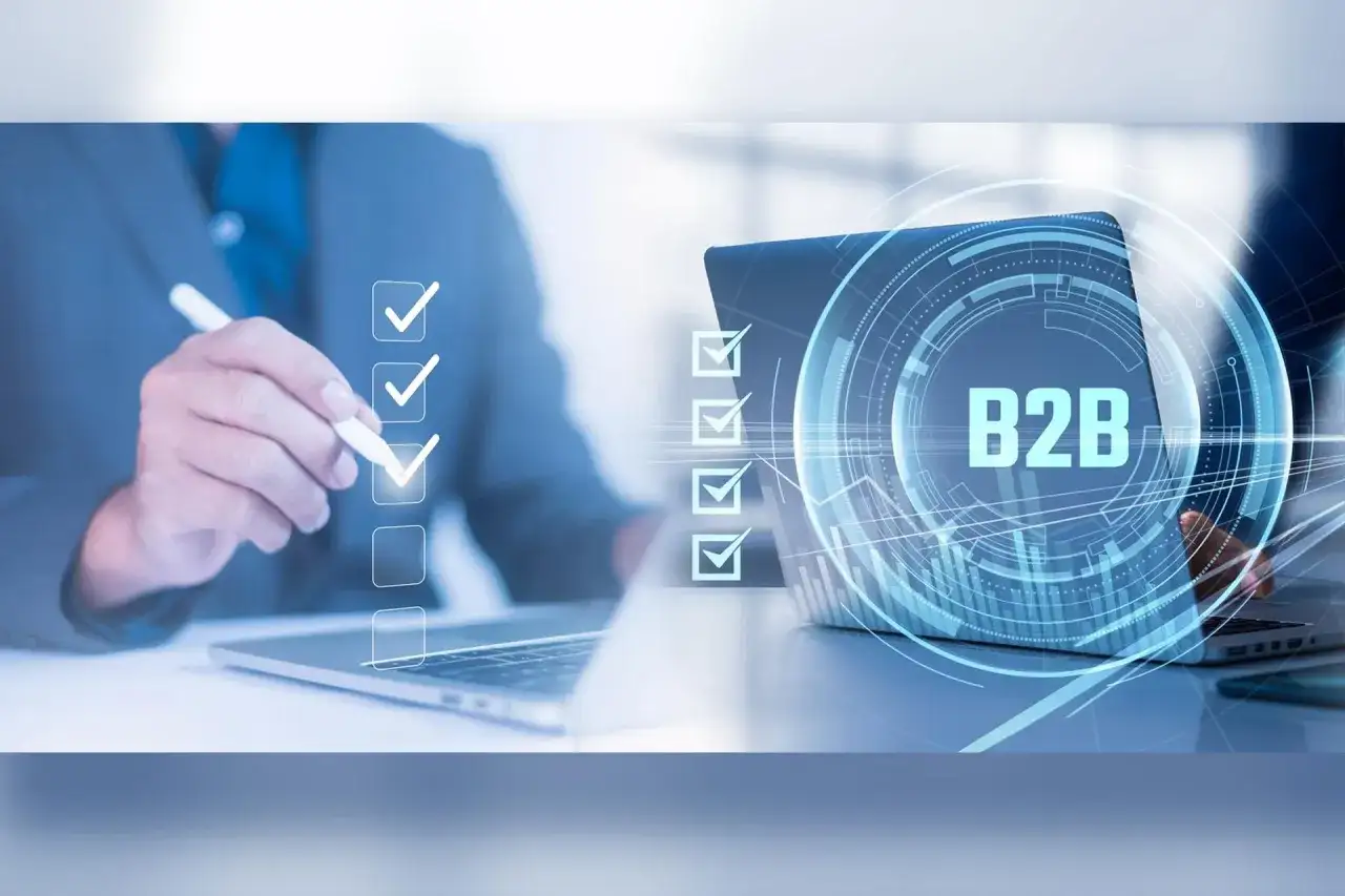 Biznesmen zaznacza zadania na liście kontrolnej, symbolizując nowelizację kodeksu pracy i rozwój B2B.