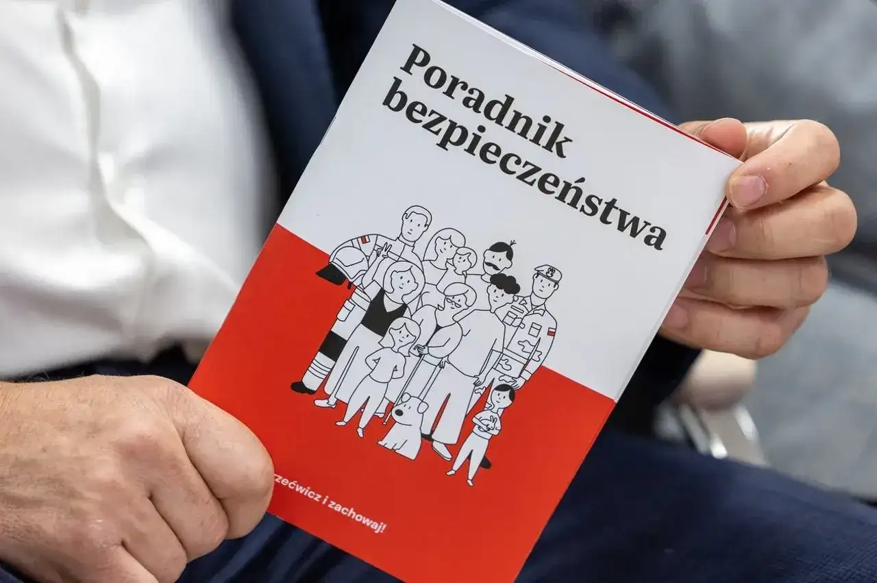 Poradnik bezpieczeństwa z rysunkami ludzi i psa. Edukacja dla bezpieczeństwa to klucz do ochrony.