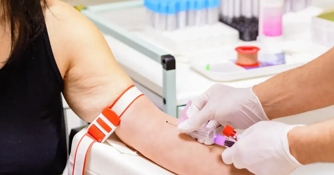 Pobieranie krwi do badań. Pamiętaj, czego nie jeść przed badaniem cholesterolu, by wyniki były wiarygodne.