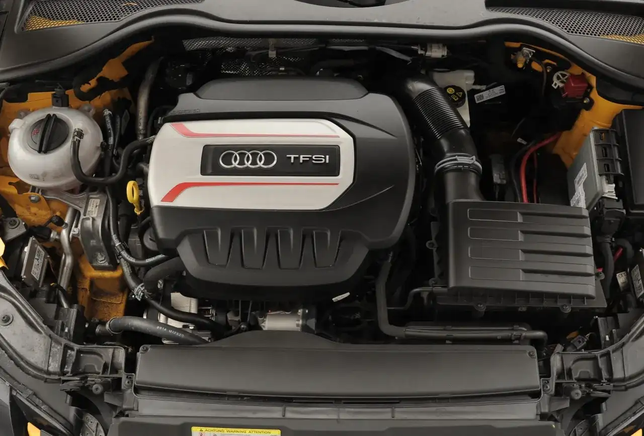 Silnik 2.0 TFSI Audi, serce sportowego samochodu, gotowe do akcji.