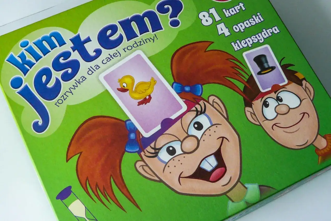 Gra "Kim jestem?" to świetna zabawa dla całej rodziny! Na zielonym tle widać wesołe postacie z kartami na głowach.