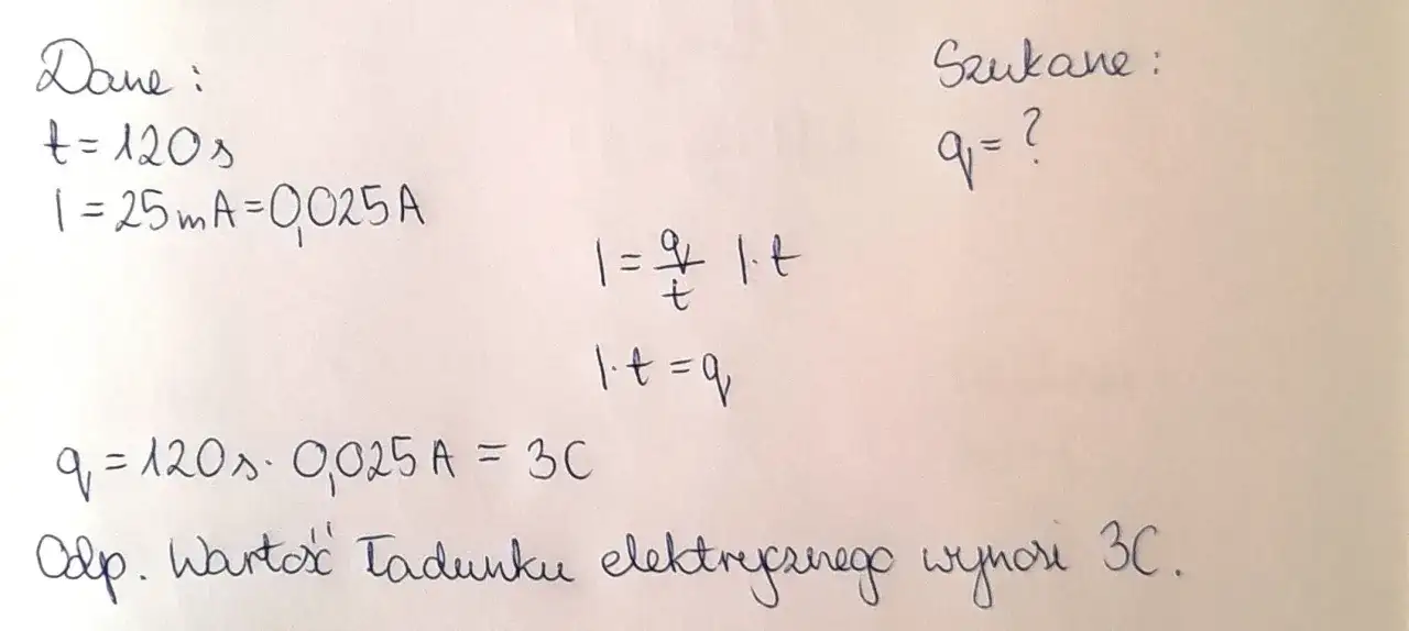 Obliczenia ładunku elektrycznego (q) na podstawie wzoru na natężenie prądu (I=q/t). Dane: t=120s, I=0,025A. Wynik: q=3C.