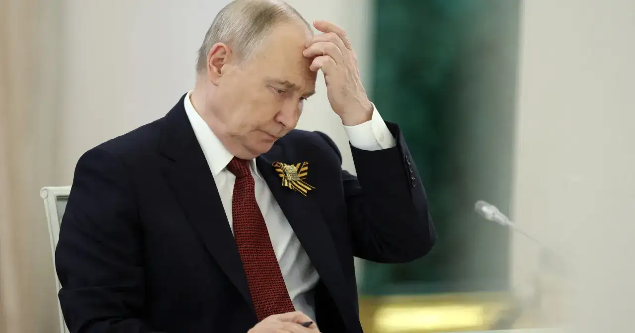 Putin w zamyśleniu, z ręką na czole. Wiek i doświadczenie malują się na jego twarzy.
