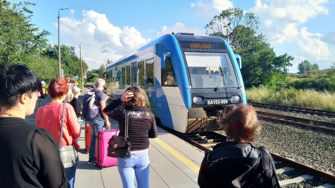 Ludzie czekają na pociąg do Darłowa. To może być odpowiedź na pytanie jak dojechać ze Sławna do Darłówka.