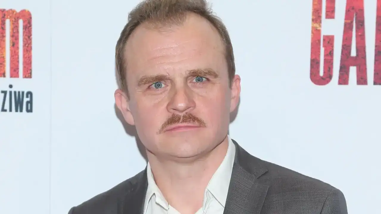 Piotr Rogucki z wąsami, być może w drodze na spotkanie z żoną.