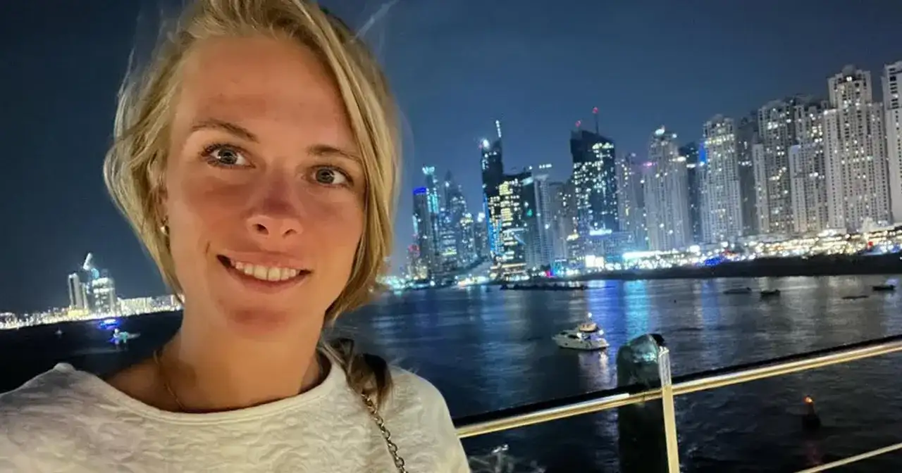 Magdalena Fręch prywatnie w Dubaju, nocą, z widokiem na rozświetlone wieżowce i wodę.