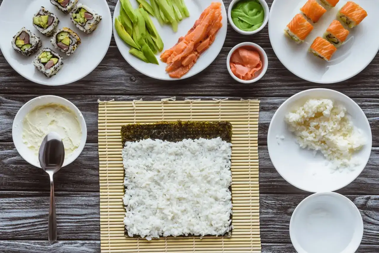 Składniki do sushi: ryż, nori, łosoś, awokado, wasabi, imbir, serek.