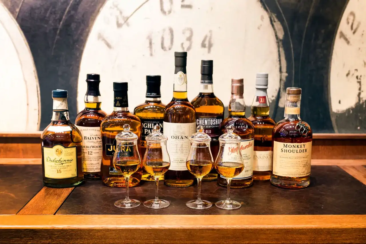Różne rodzaje whisky: Dalwhinnie, Balvenie, Jura, Oban, Glenfarclas, Monkey Shoulder i inne.