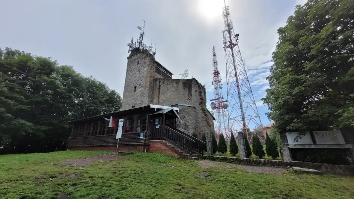 Ruiny zamku na Chełmcu, obok wieże telekomunikacyjne. Trasa turystyczna prowadzi do tego malowniczego miejsca.