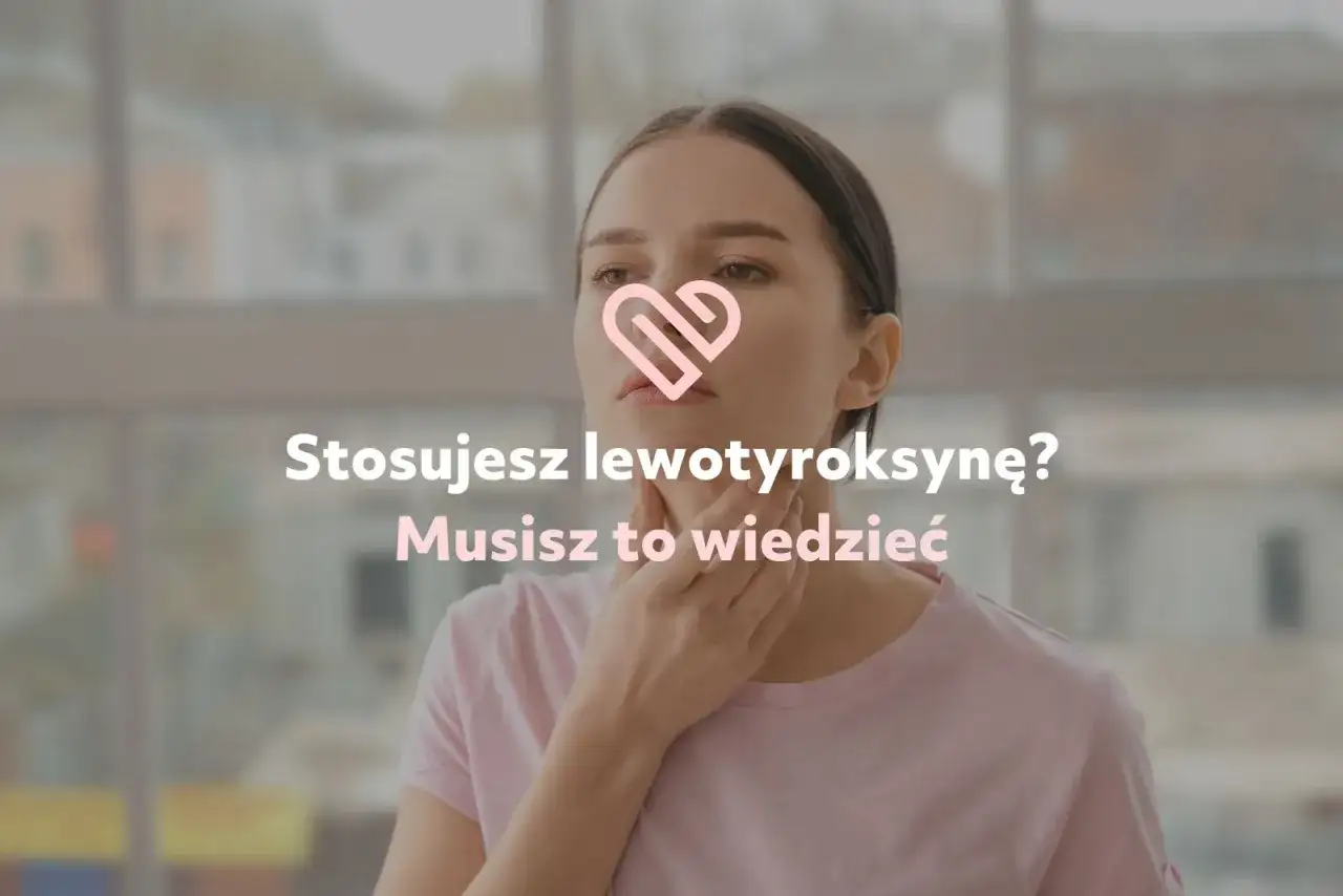 Kobieta dotyka szyi, zastanawiając się, czy przed badaniem tarczycy brać tabletkę. Napis: "Stosujesz lewotyroksynę? Musisz to wiedzieć".