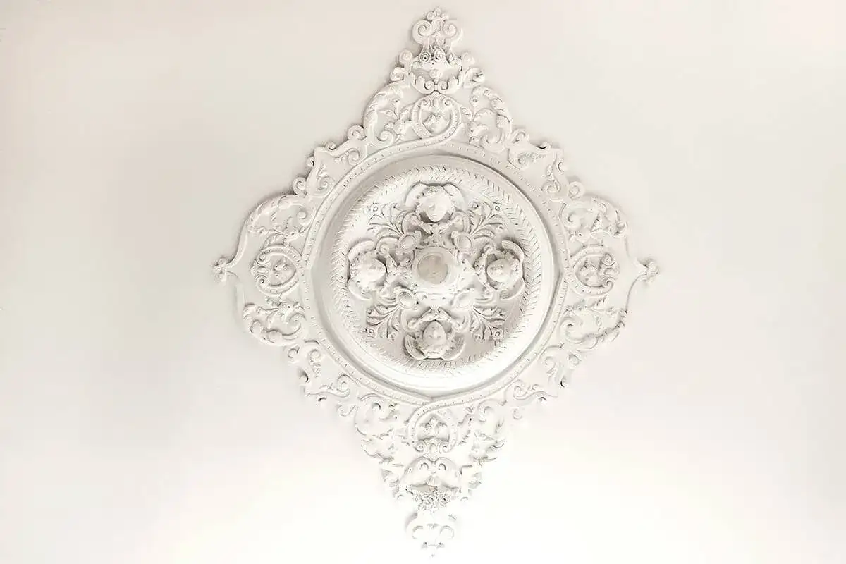 Ornamental kaseton sufitowy z aniołkami. Dowiedz się, jak odświeżyć kasetony na suficie, by przywrócić im dawny blask.