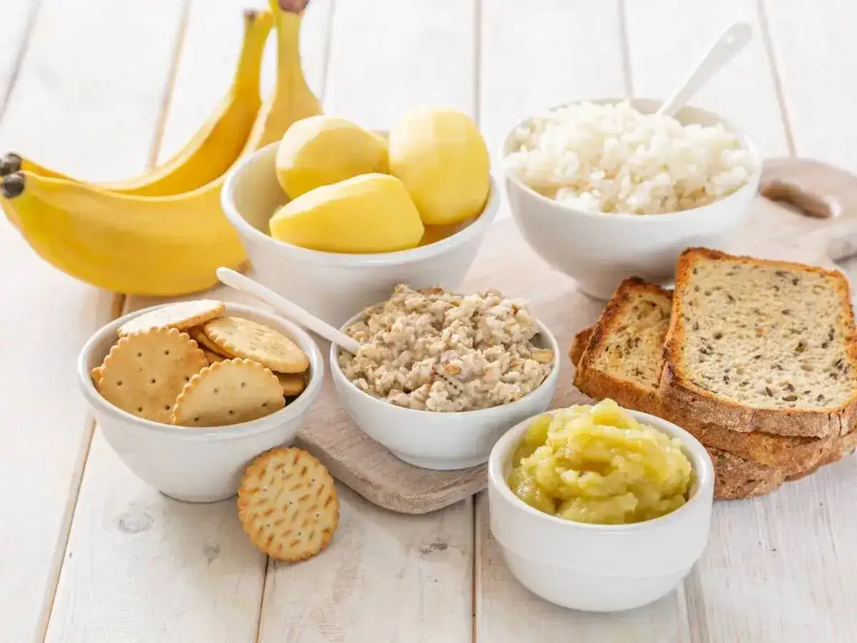 Banan, ryż, owsianka, ziemniaki, sucharki i tosty – idealne jedzenie co na biegunkę.