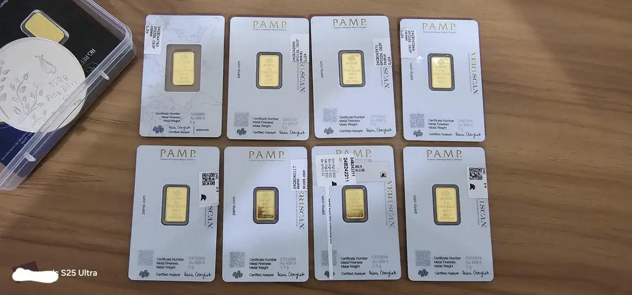 Fałszywe sztabki PAMP, w tym 100g srebra i kilka złotych 5g i 2.5g, z certyfikatami.