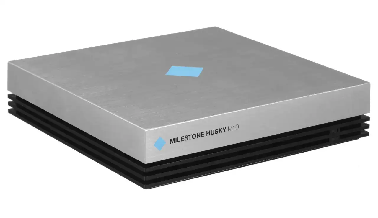 Srebrny rejestrator monitoringowy Milestone Husky M10 z niebieskim logo.