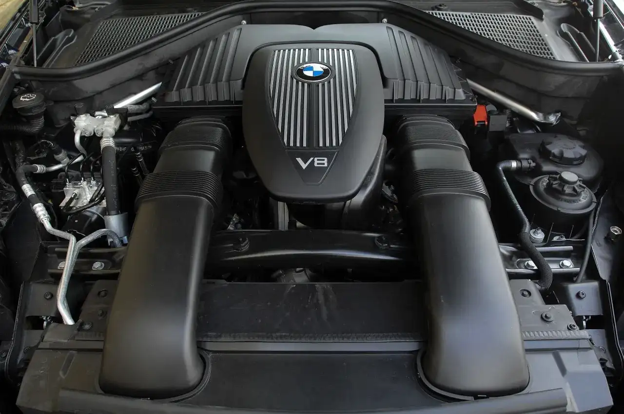 Silnik V8 BMW x5 e70. Potężna jednostka napędowa z charakterystycznym logo BMW.