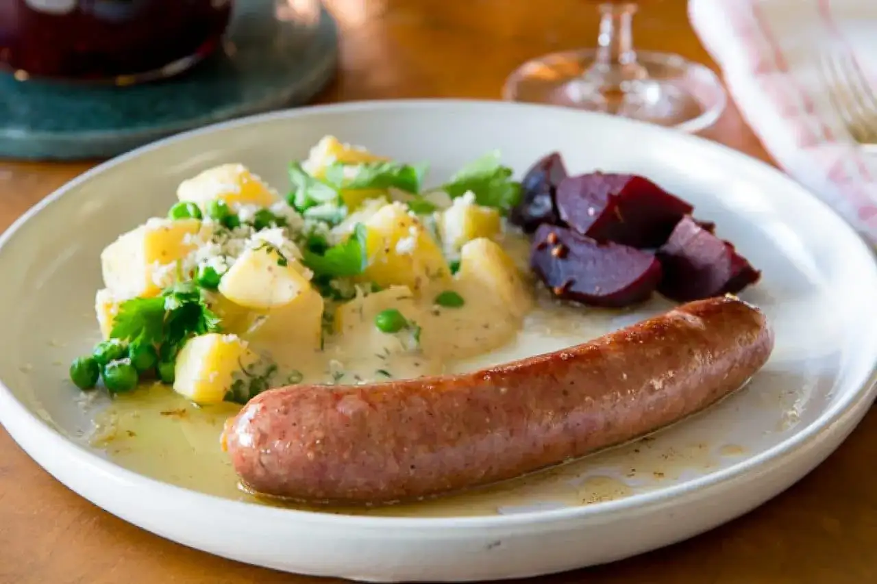 En tallrik med stekt isterband, potatis med ärtor och dill, samt rödbetor. Ett klassiskt svenskt recept som passar perfekt till helgen.